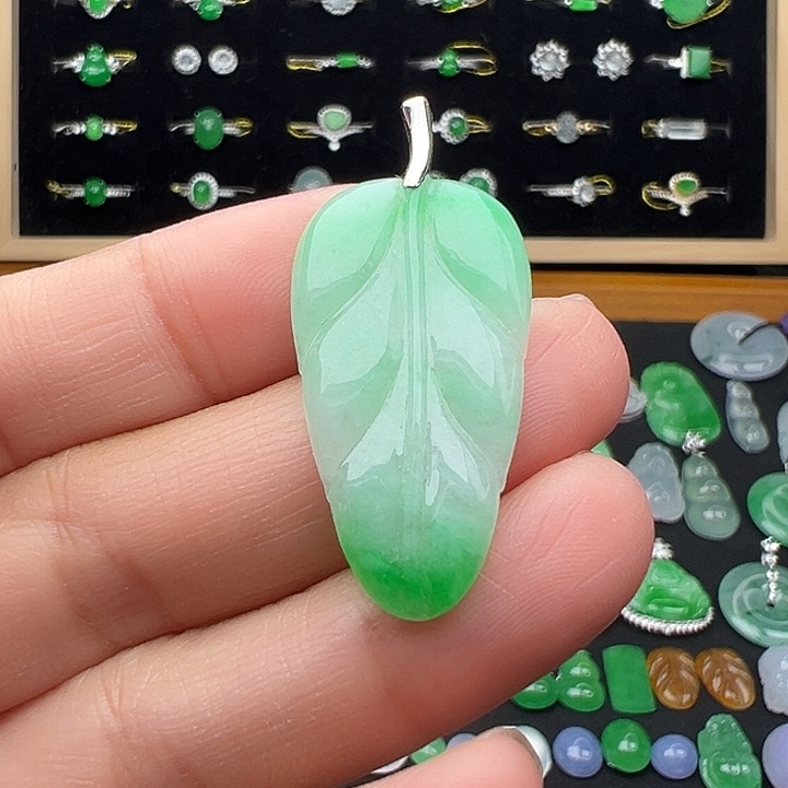 翡翠18K金镶嵌颈饰叶