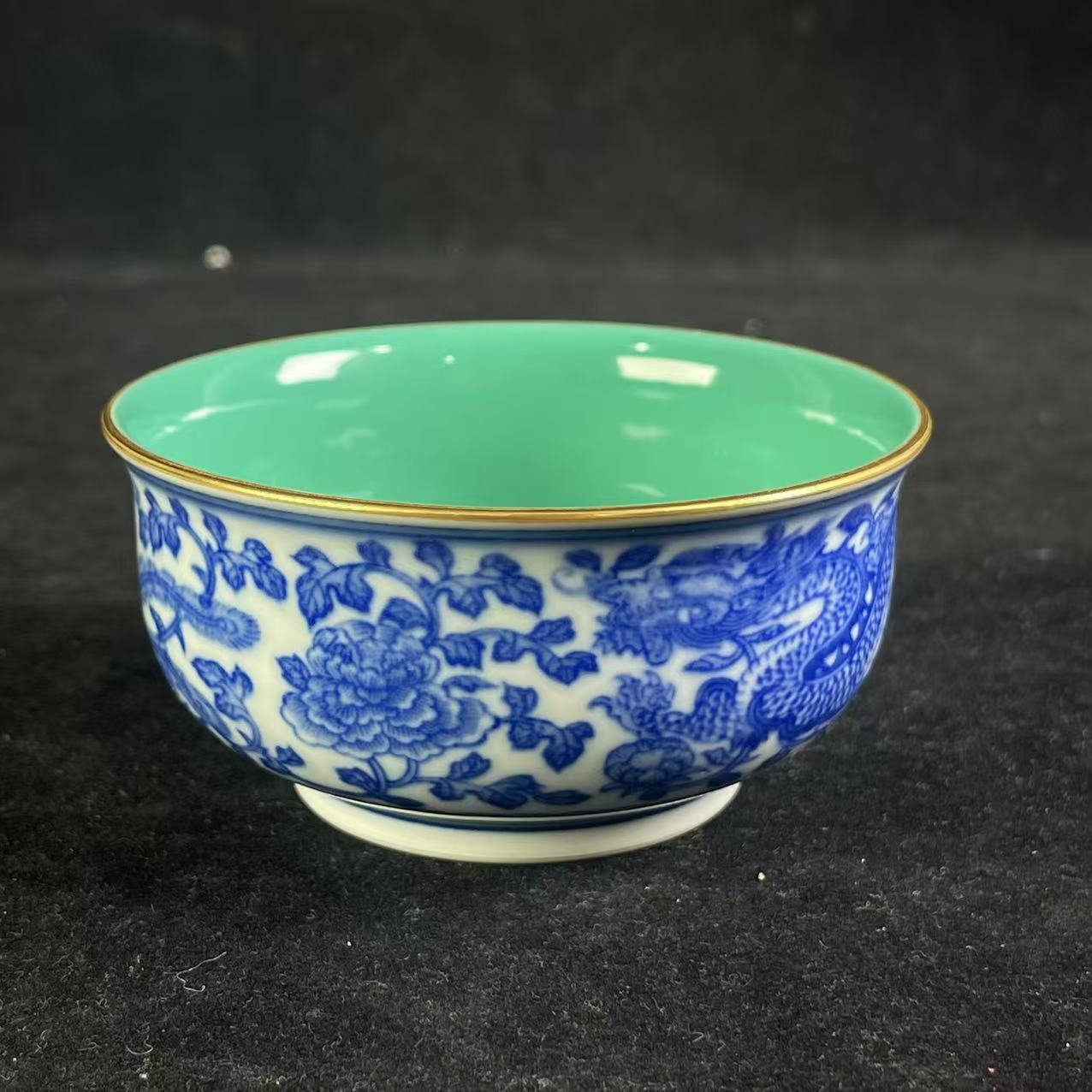 M内松石绿釉外青花龙凤呈祥纹杯