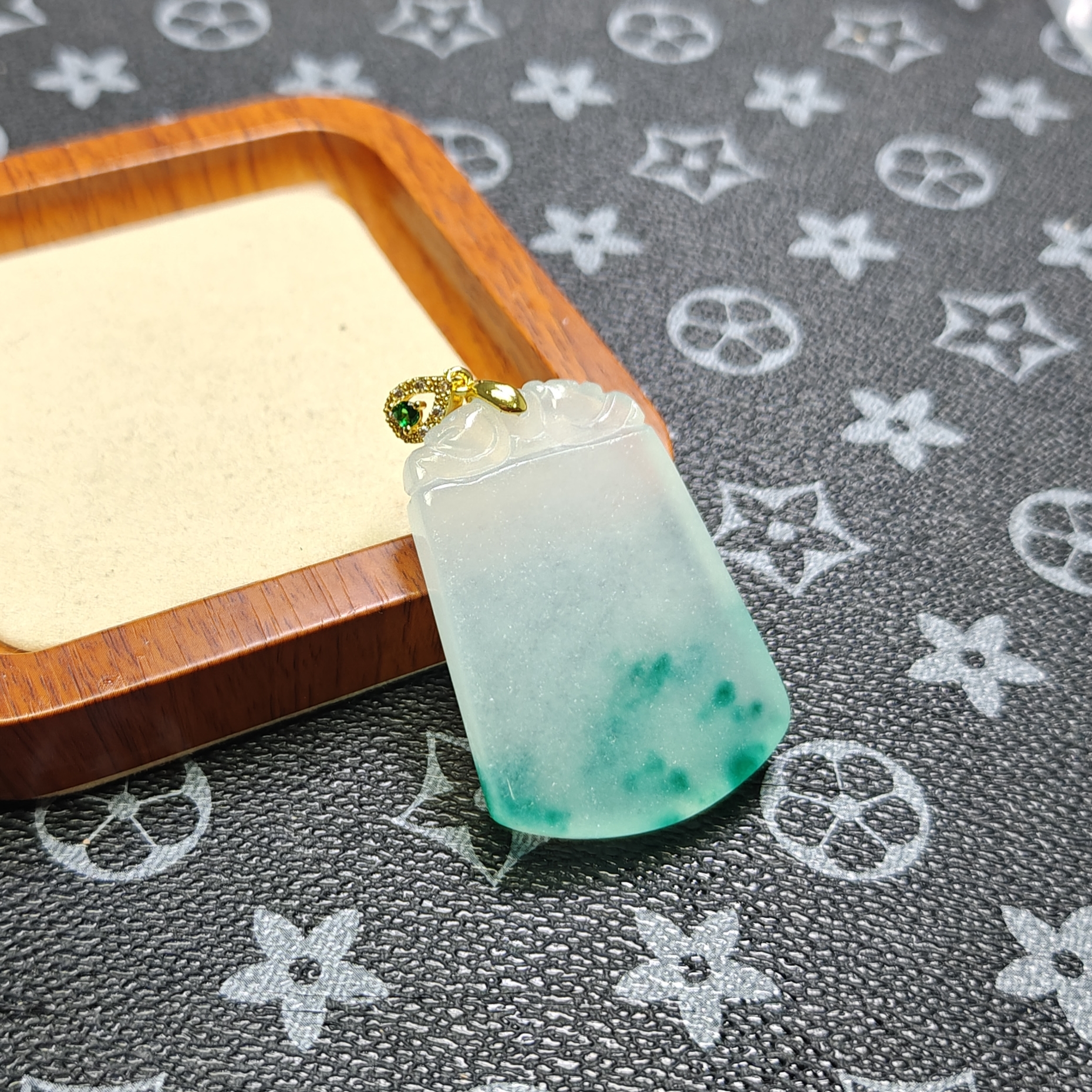 [停业清货]缅甸天山翠飘花无事牌吊坠-赠链-153-多样性发一