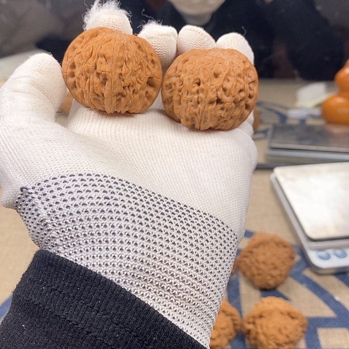 对歪磨盘文玩核桃