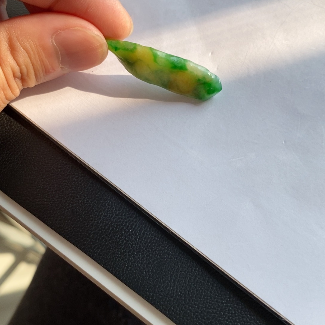定制翡翠未镶嵌黄加绿辣绿色吊坠料
