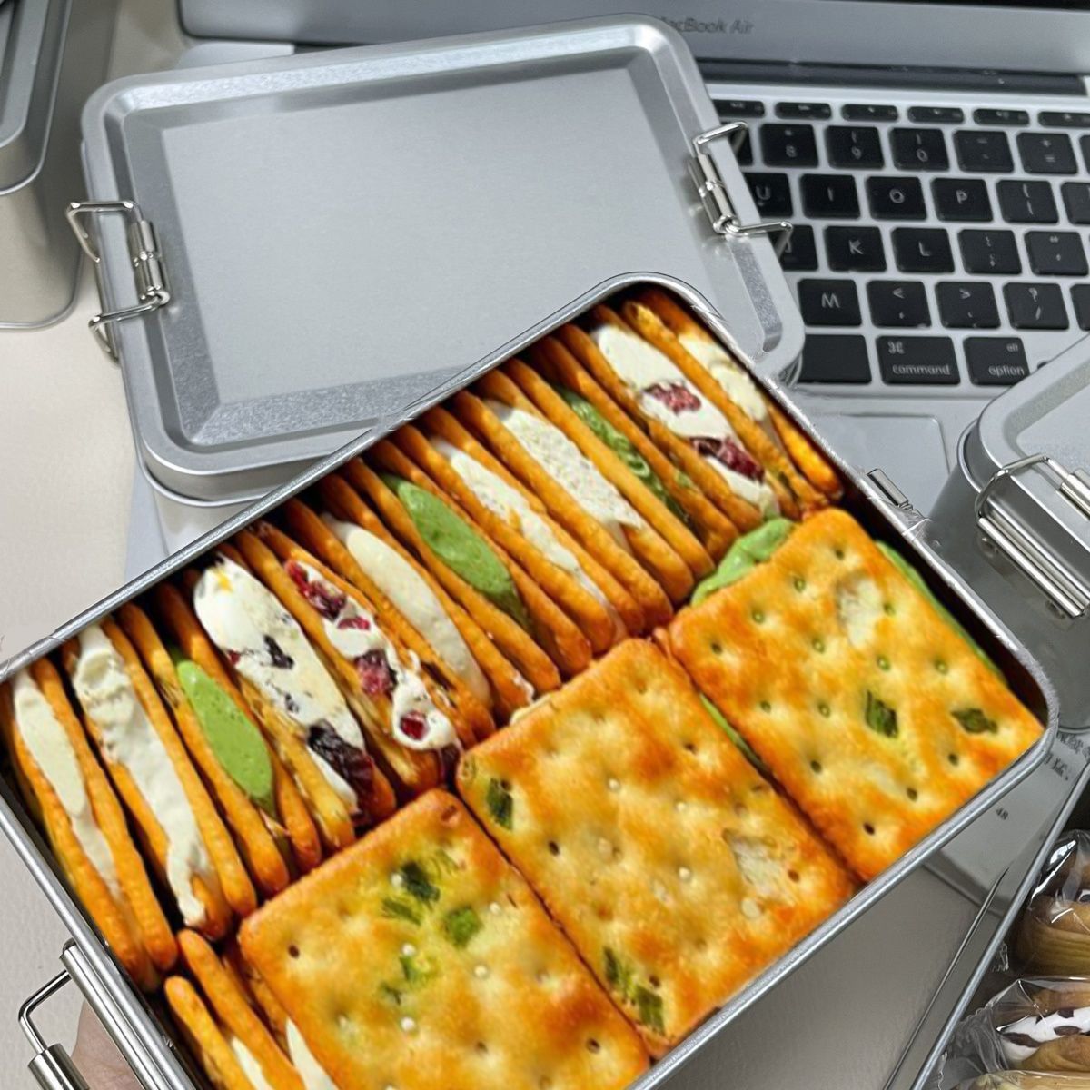 【铁盒装】台湾风味香葱牛轧夹心饼干酥脆独立小包装解馋休闲小零食