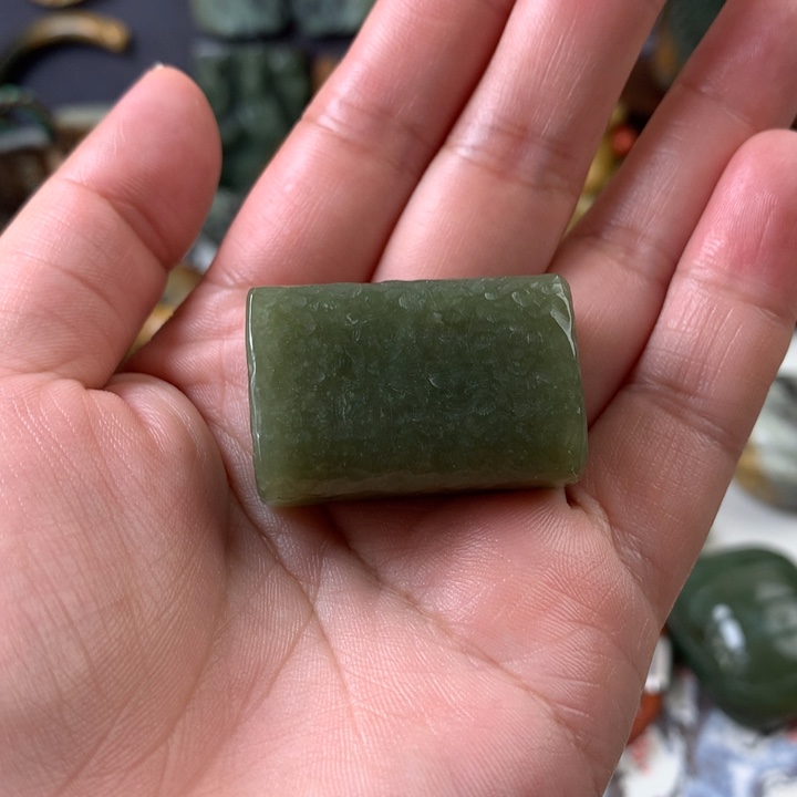 透闪石质玉未镶嵌挂件