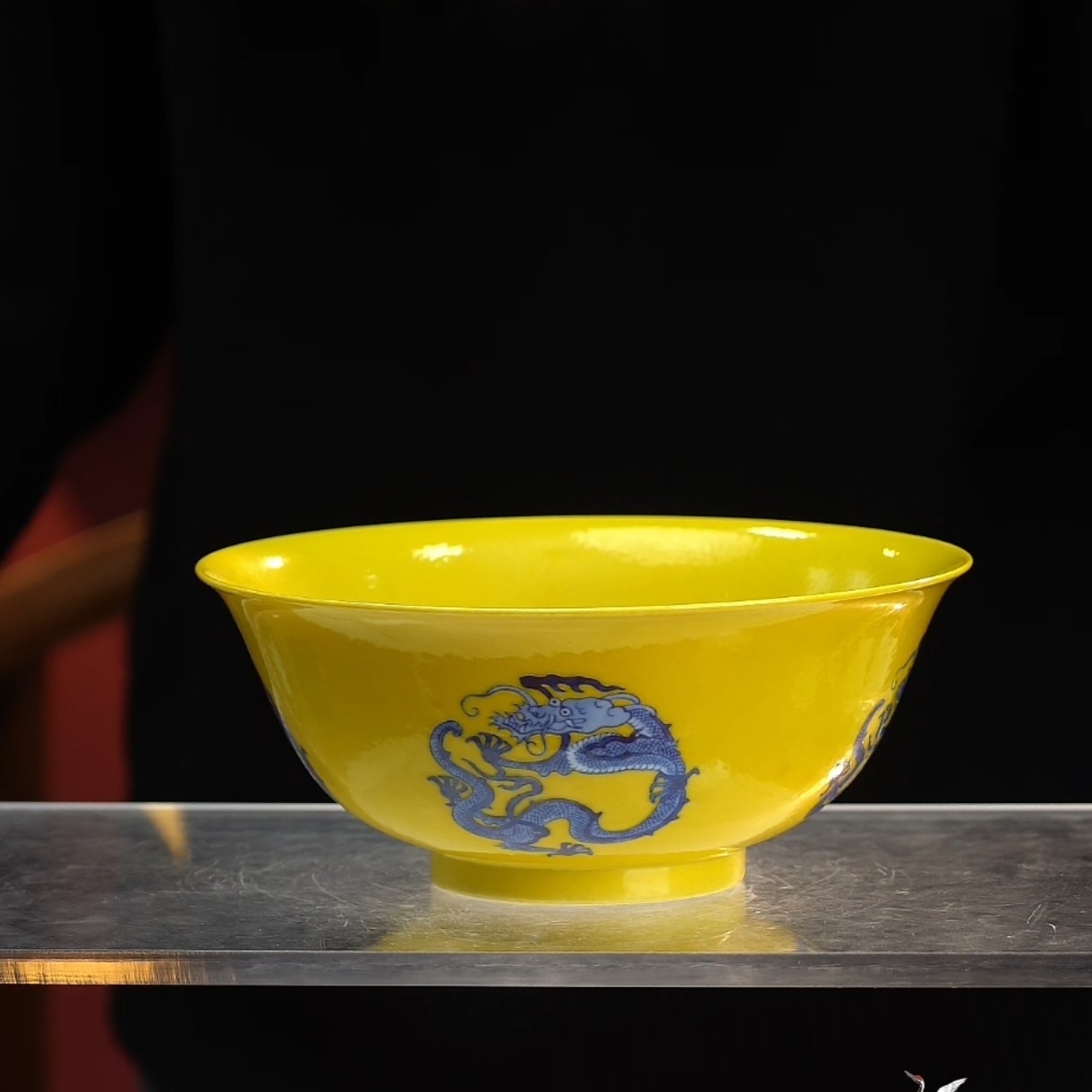 黄地暗刻青花团龙纹碗