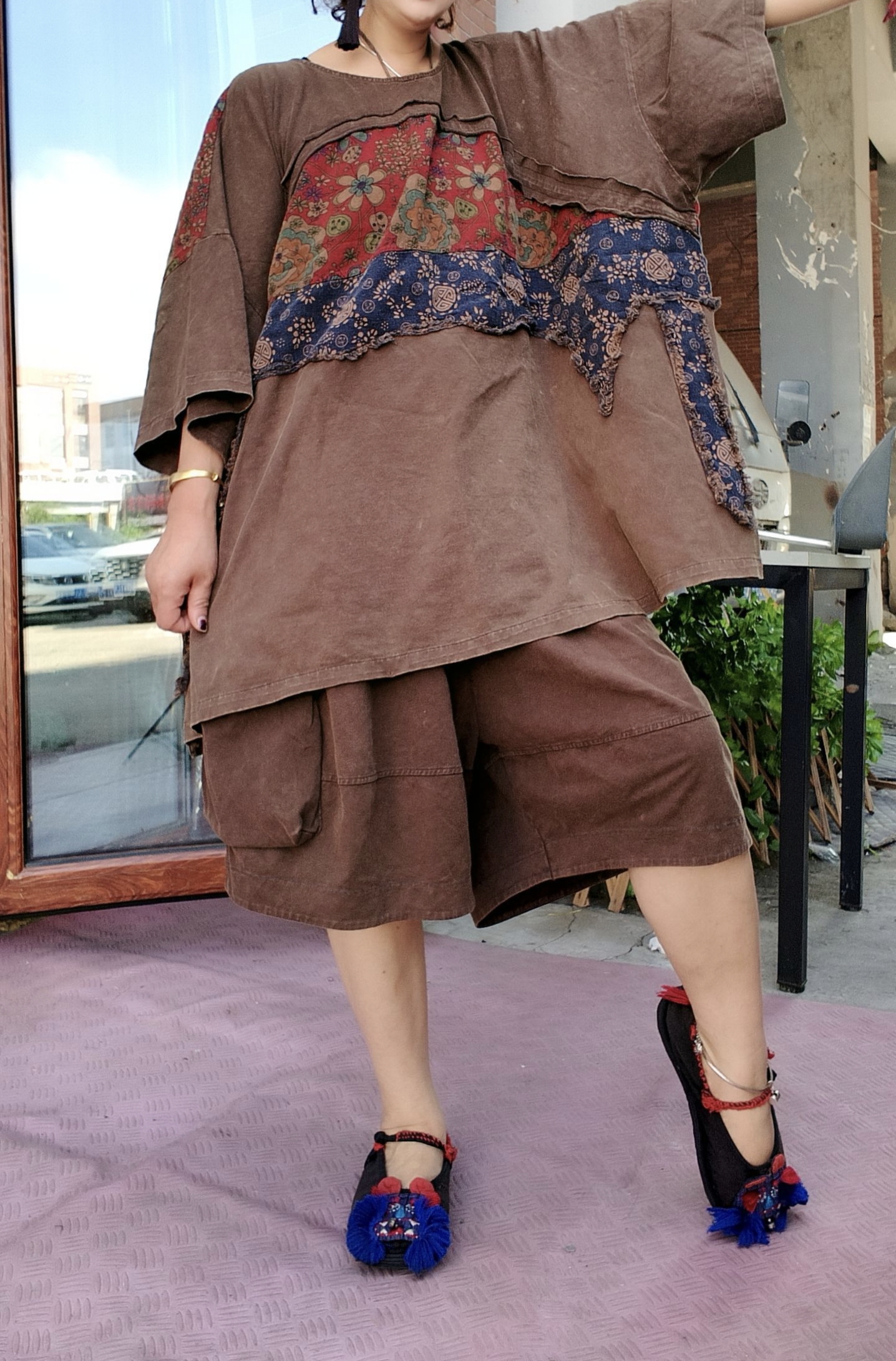 无吊牌砂洗做旧咖色拼红兰花宽松大衫，衣服上有炒色斑点介意勿拍