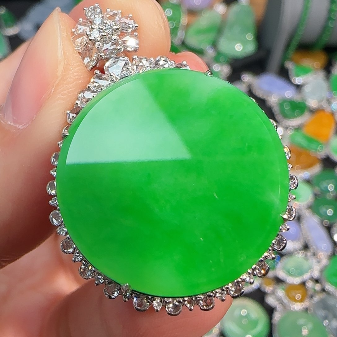 翡翠颈饰18K金镶嵌阳绿圆无事牌