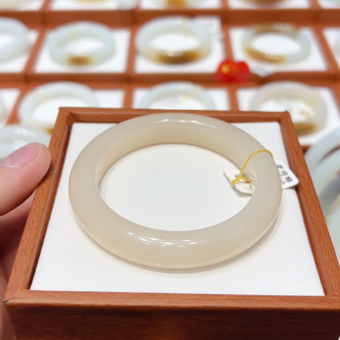 和田玉手镯未镶嵌冰粉