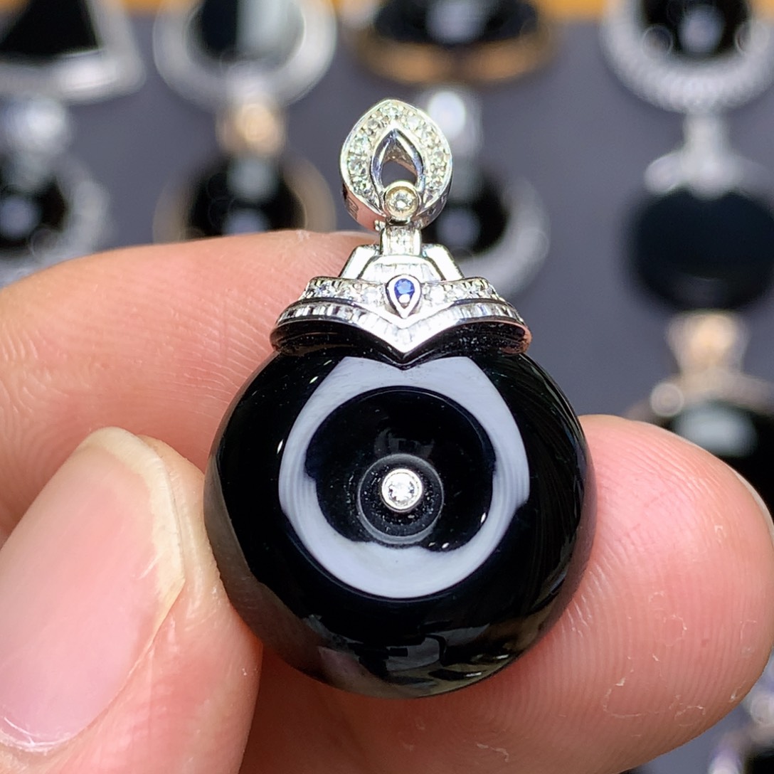 颈饰18K金镶嵌翡翠墨翠平安扣