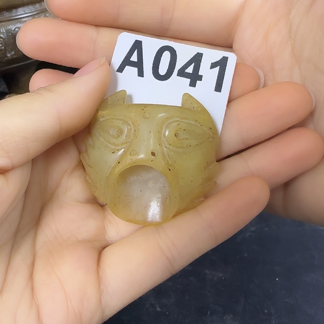 透闪石质玉未镶嵌挂件