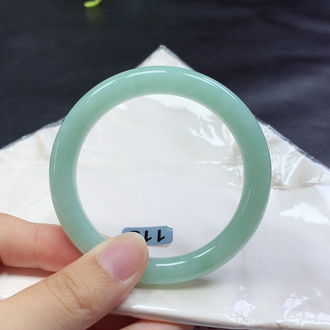 翡翠手镯未镶嵌55圈口