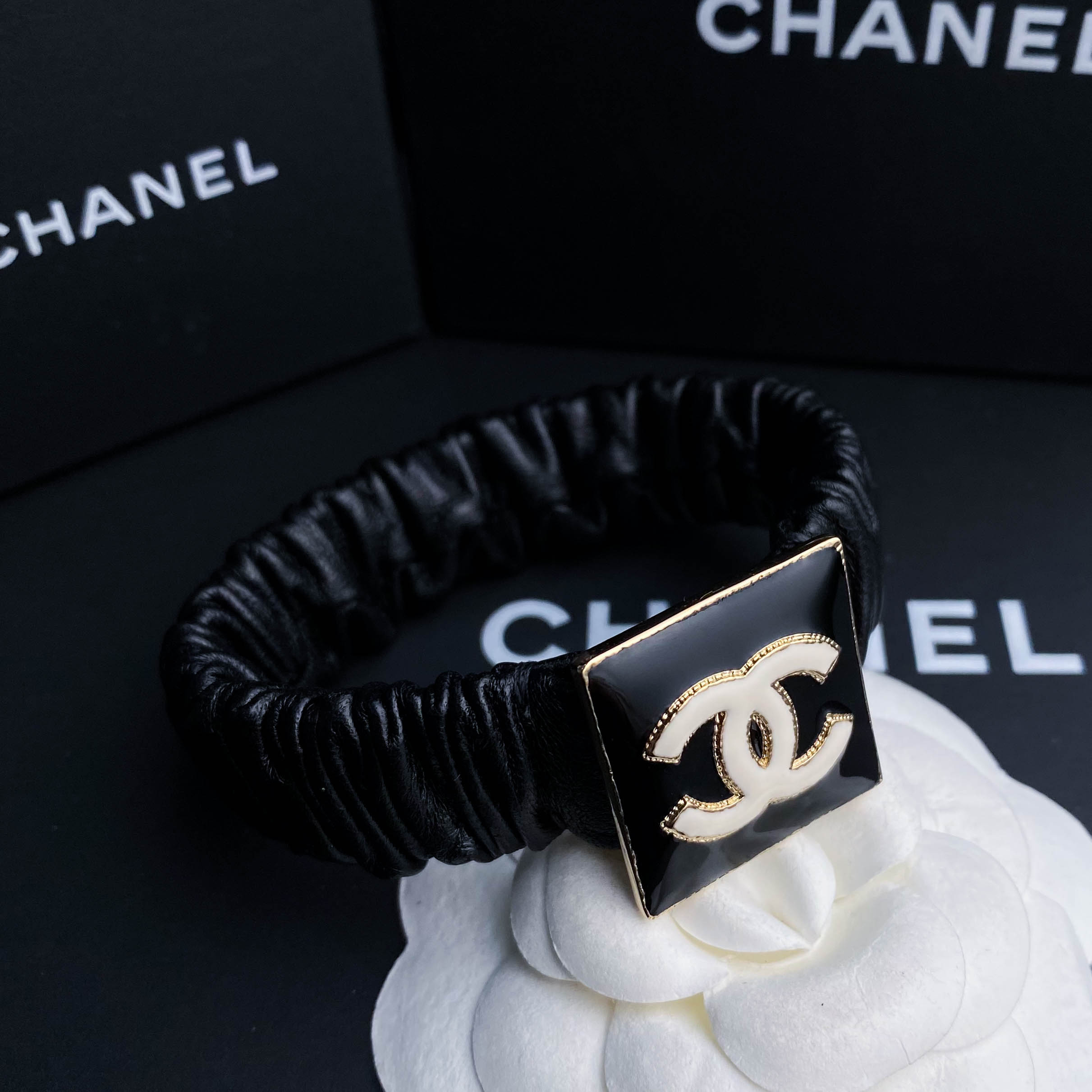 全新未使用 Chanel/香奈儿 经典双C黑白方块logo皮质手环 S4599