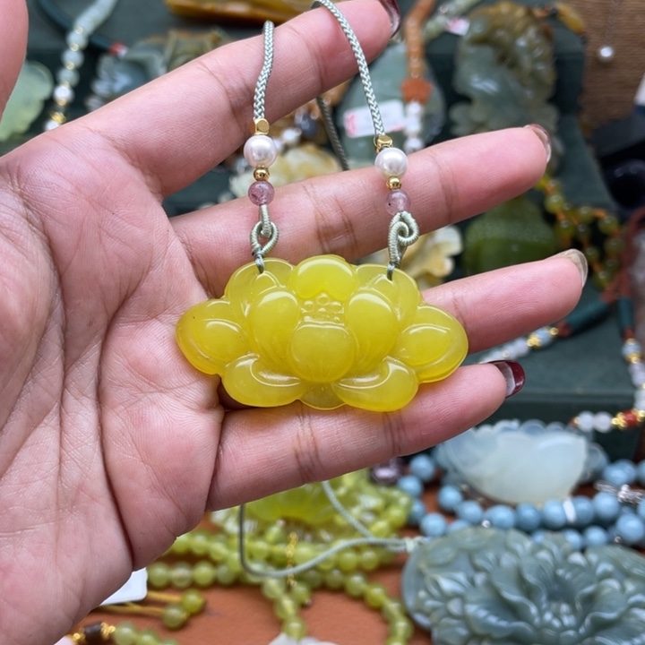 蛇纹石玉吊坠合金