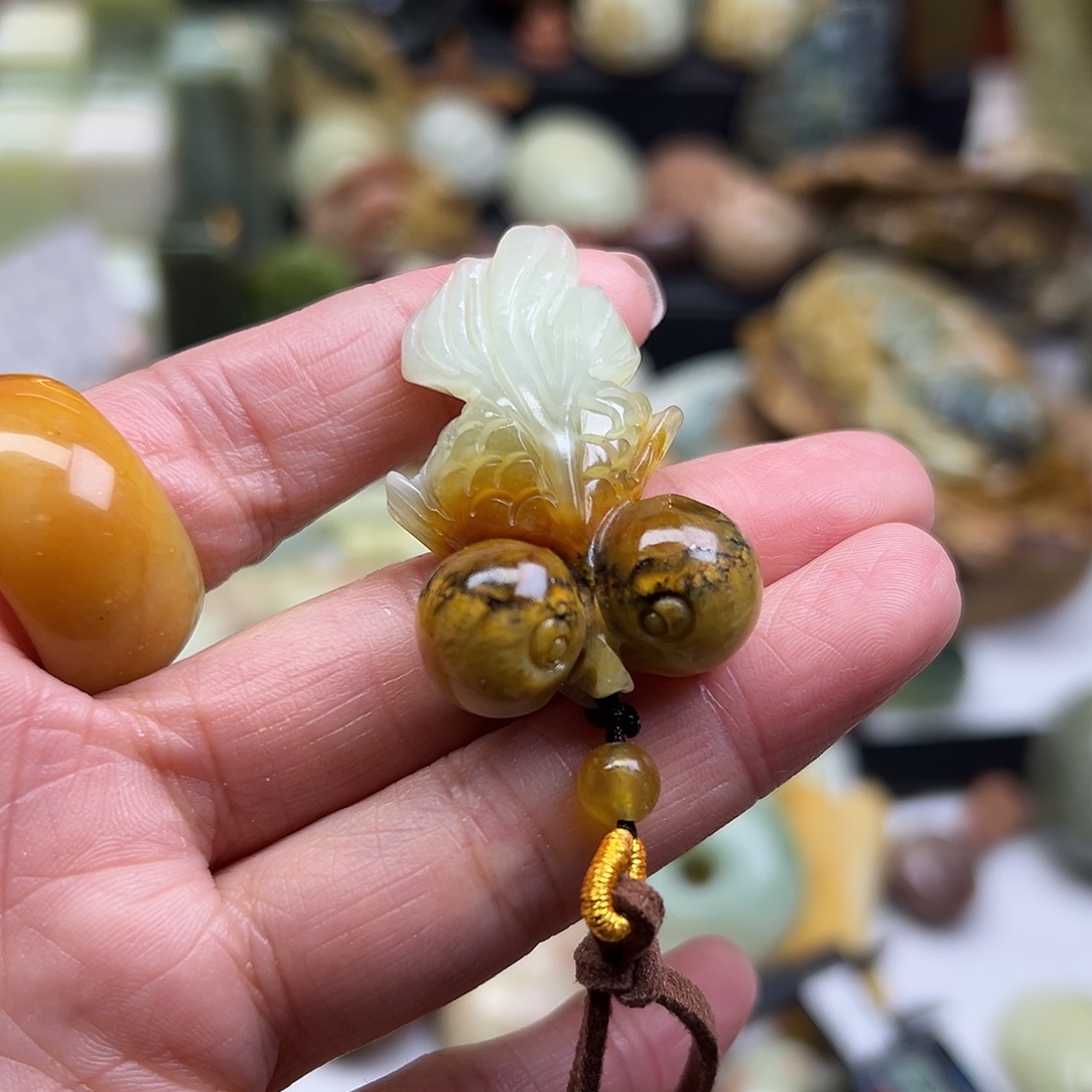 岫玉未镶嵌颈饰花玉俏色金鱼有点纹