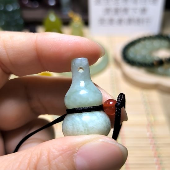 张***群蛇纹石玉未镶嵌颈饰