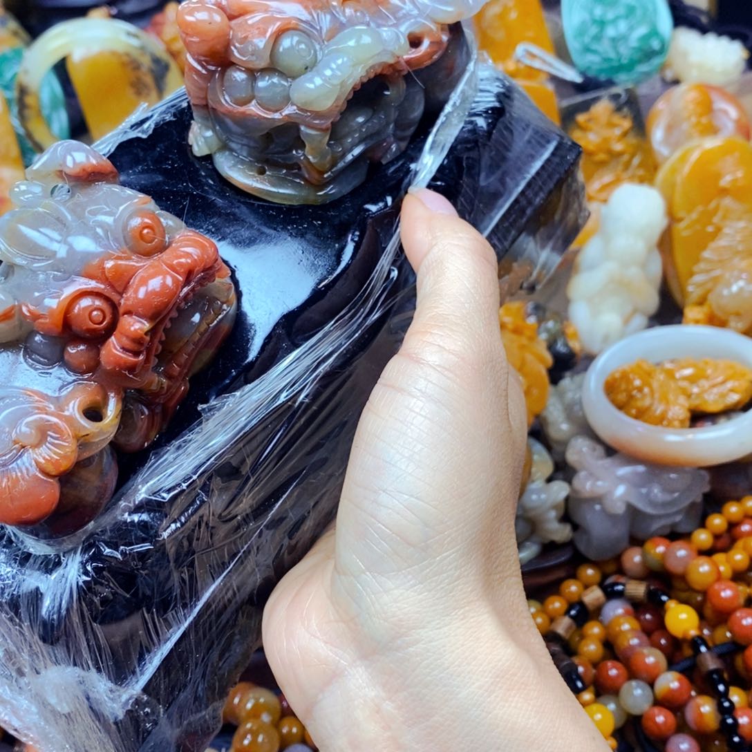 未镶嵌石英质玉（黄龙玉）颈饰