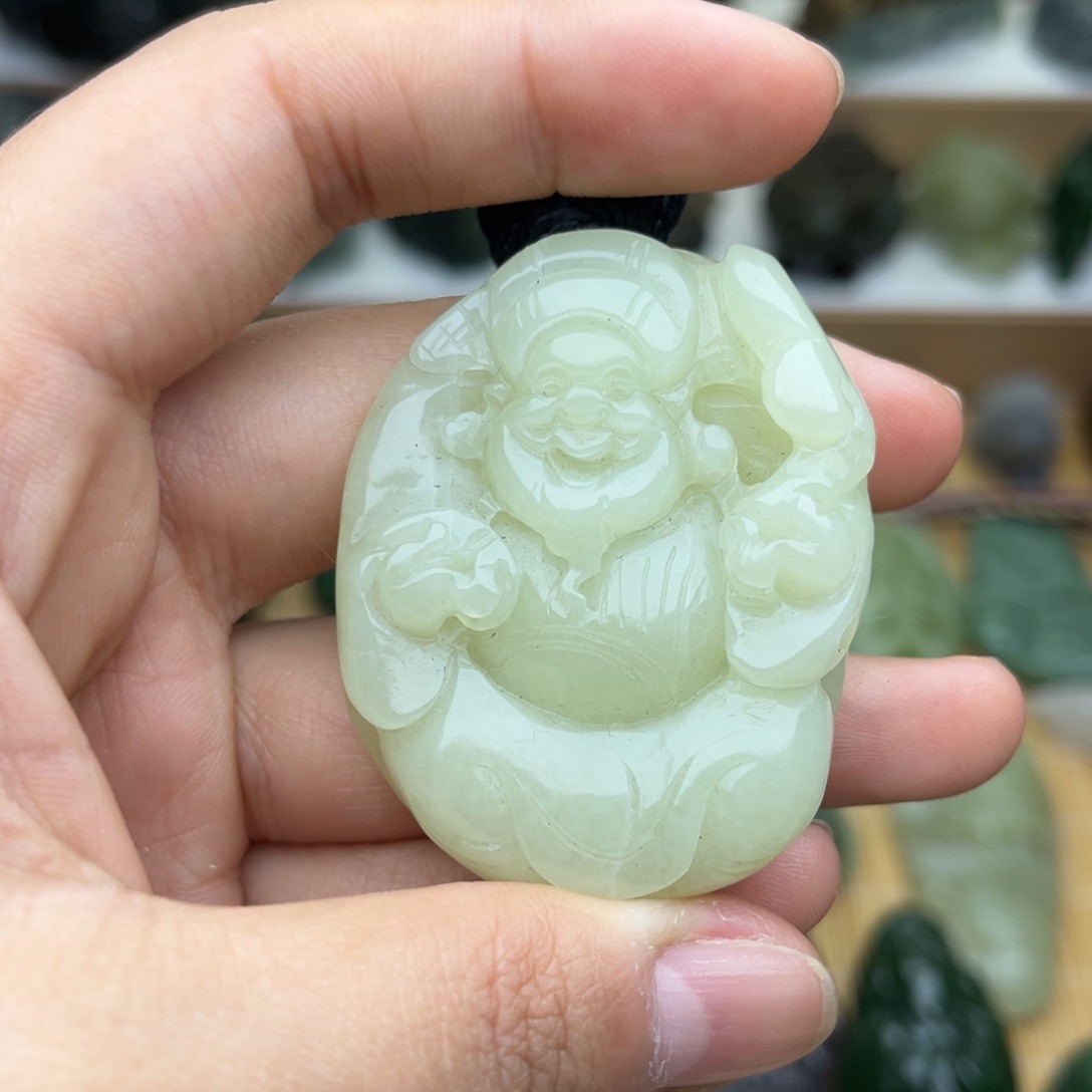 和田玉颈饰未镶嵌有裂