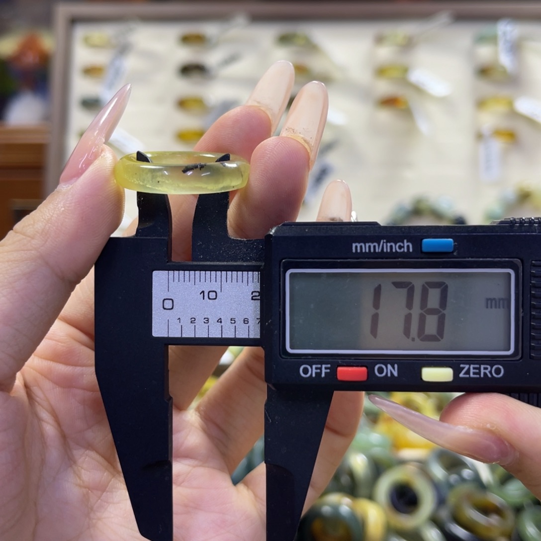 蛇纹石玉未镶嵌手镯1