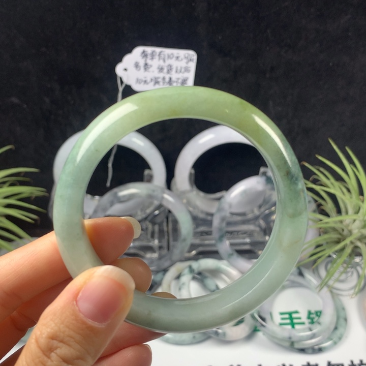 翡翠未镶嵌手镯5号。 55圈