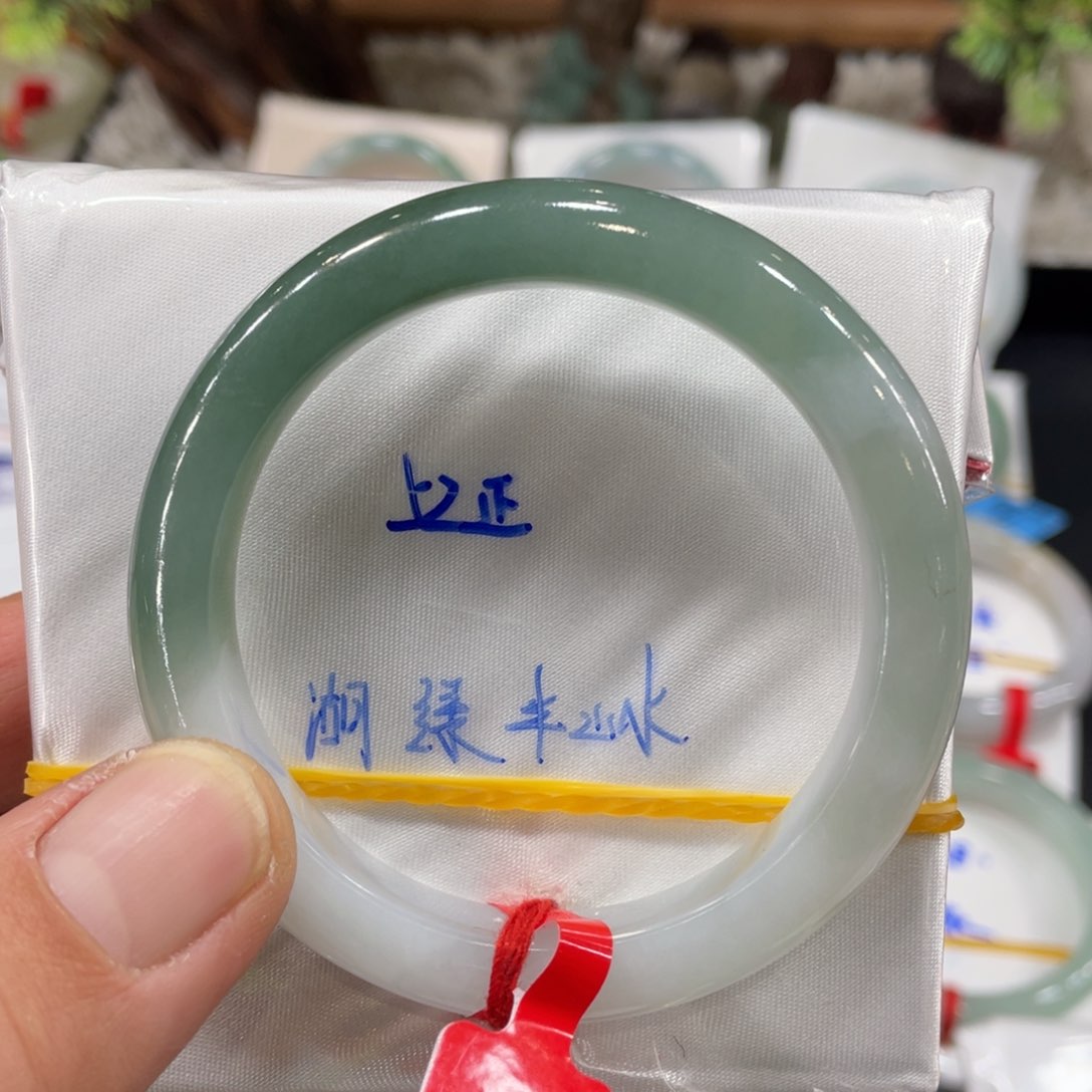 翡翠手镯未镶嵌翡翠