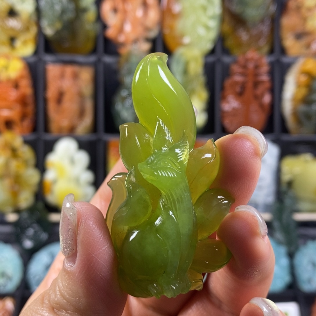 蛇纹石玉颈饰合金