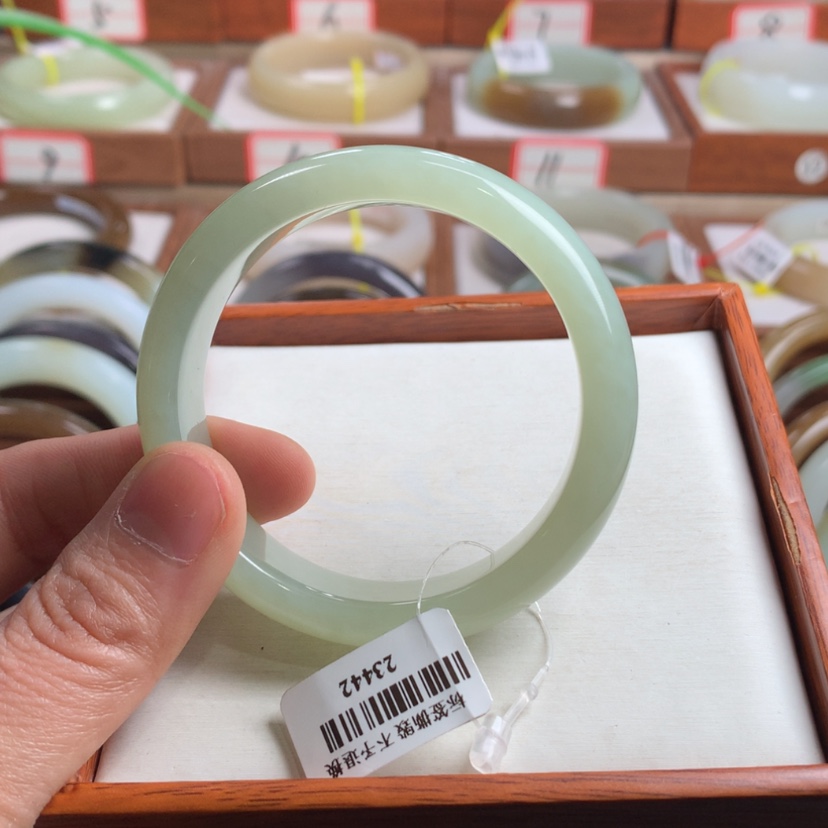 【闪购商品】和田玉手镯未镶嵌52