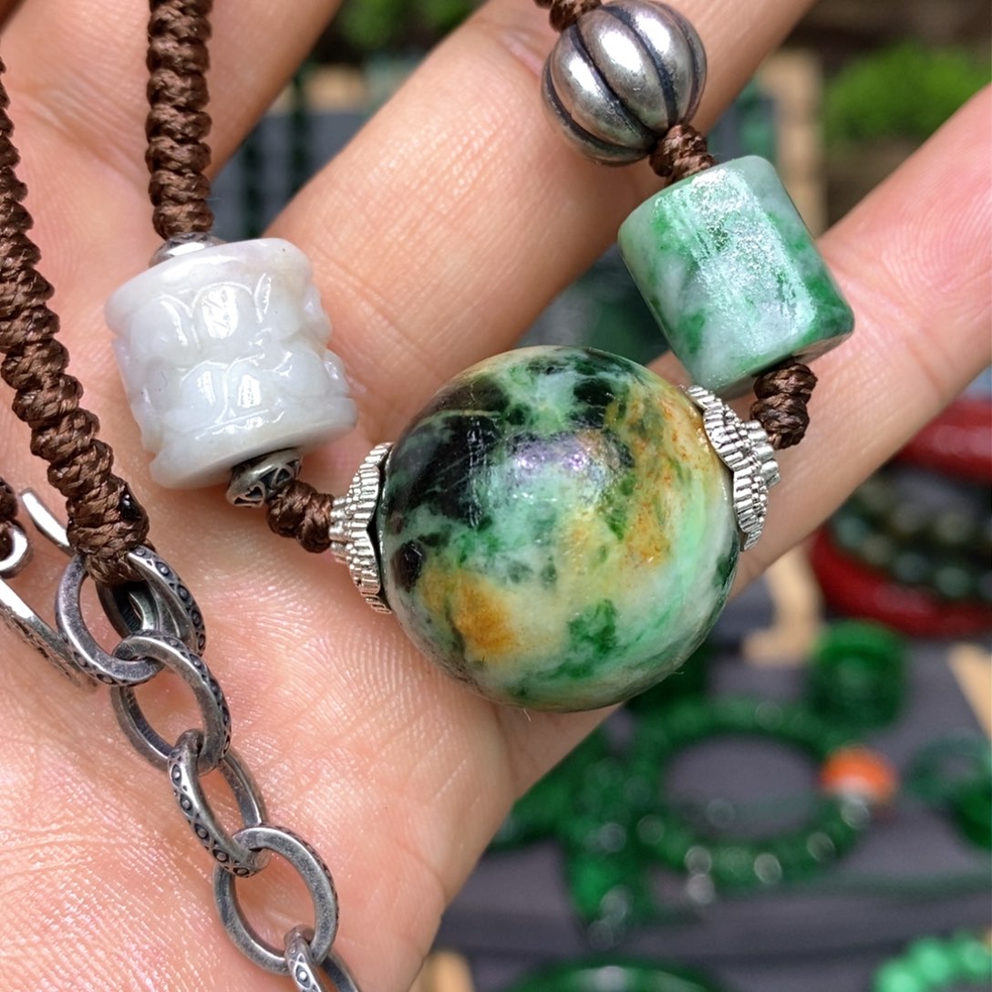 翡翠颈饰未镶嵌漂亮美眉