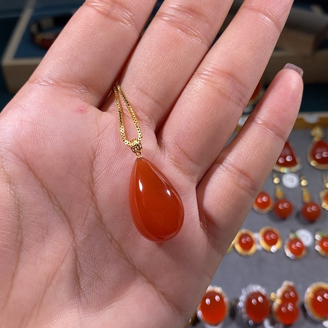 南红玛瑙颈饰18K金镶嵌