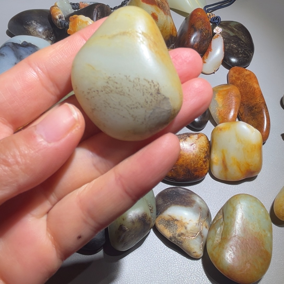 和田玉（糖玉）未镶嵌挂件和田玉34克