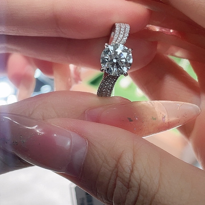 18K金镶嵌合成钻石四爪扭臂