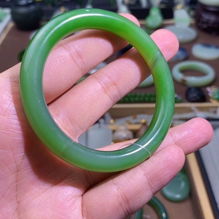 和田玉未镶嵌碧玉荧光猫眼果绿圆条手镯56圈口40克