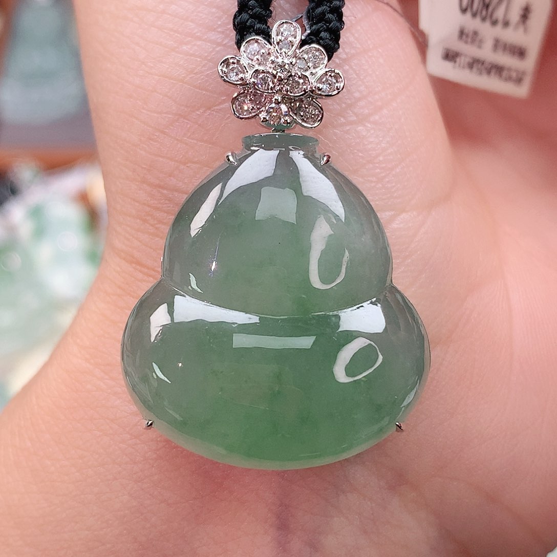 颈饰18K金镶嵌翡翠葫芦