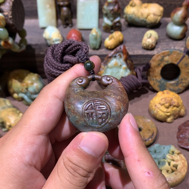 未镶嵌岫岩河磨玉（透闪石质玉）把件