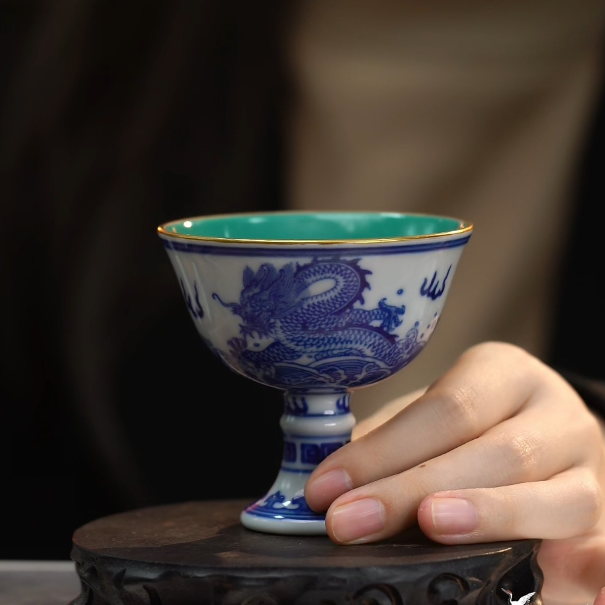 内松石绿釉外青花鱼化龙纹高足杯