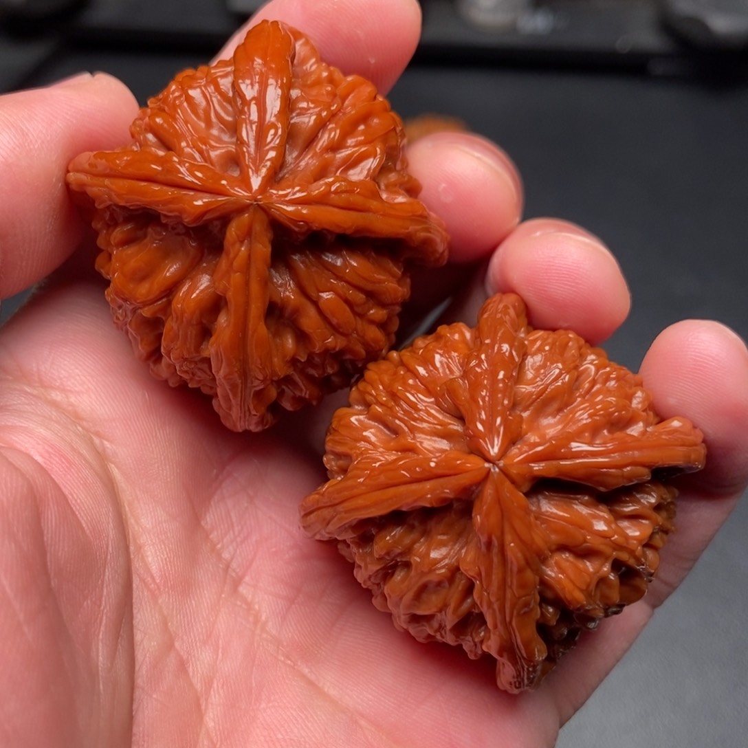 文玩核桃吊坠白狮子四棱