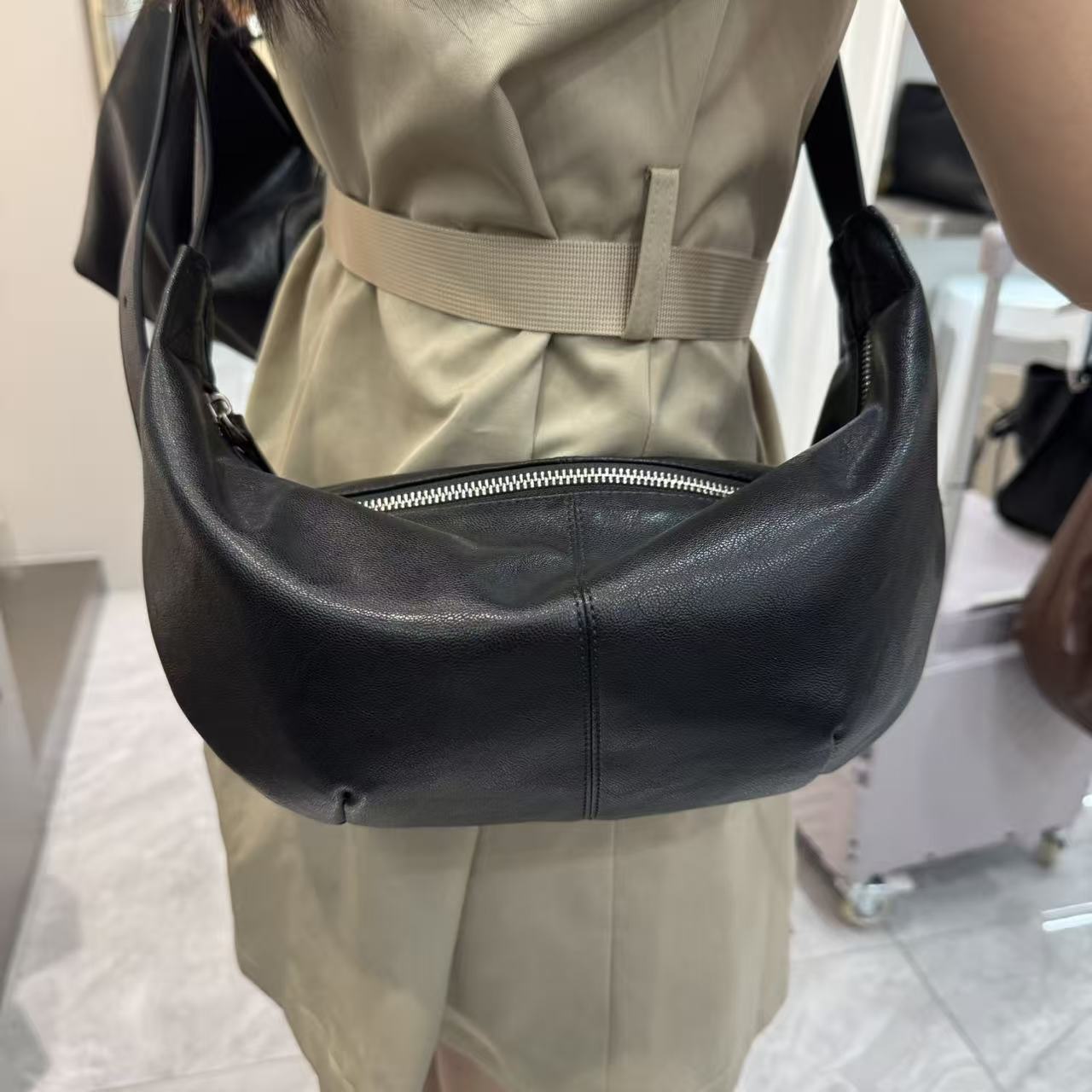 黑色真皮饺子包包