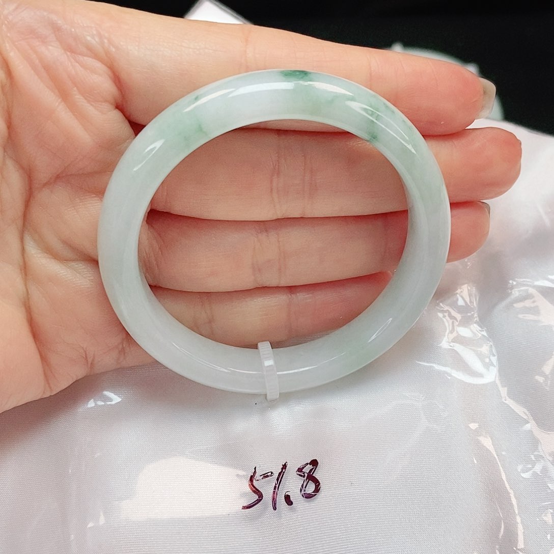 翡翠手镯未镶嵌泥鳅