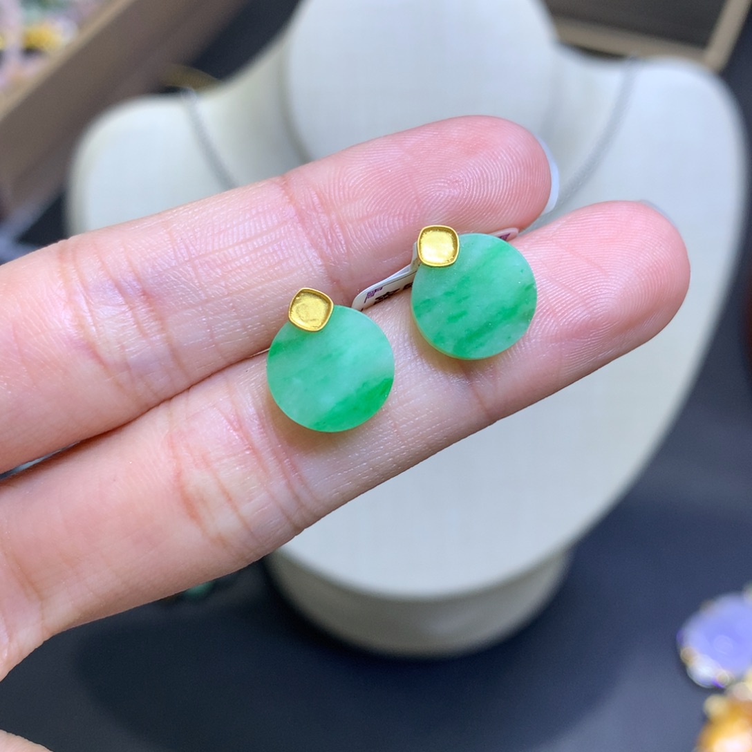 颈饰18K金镶嵌翡翠