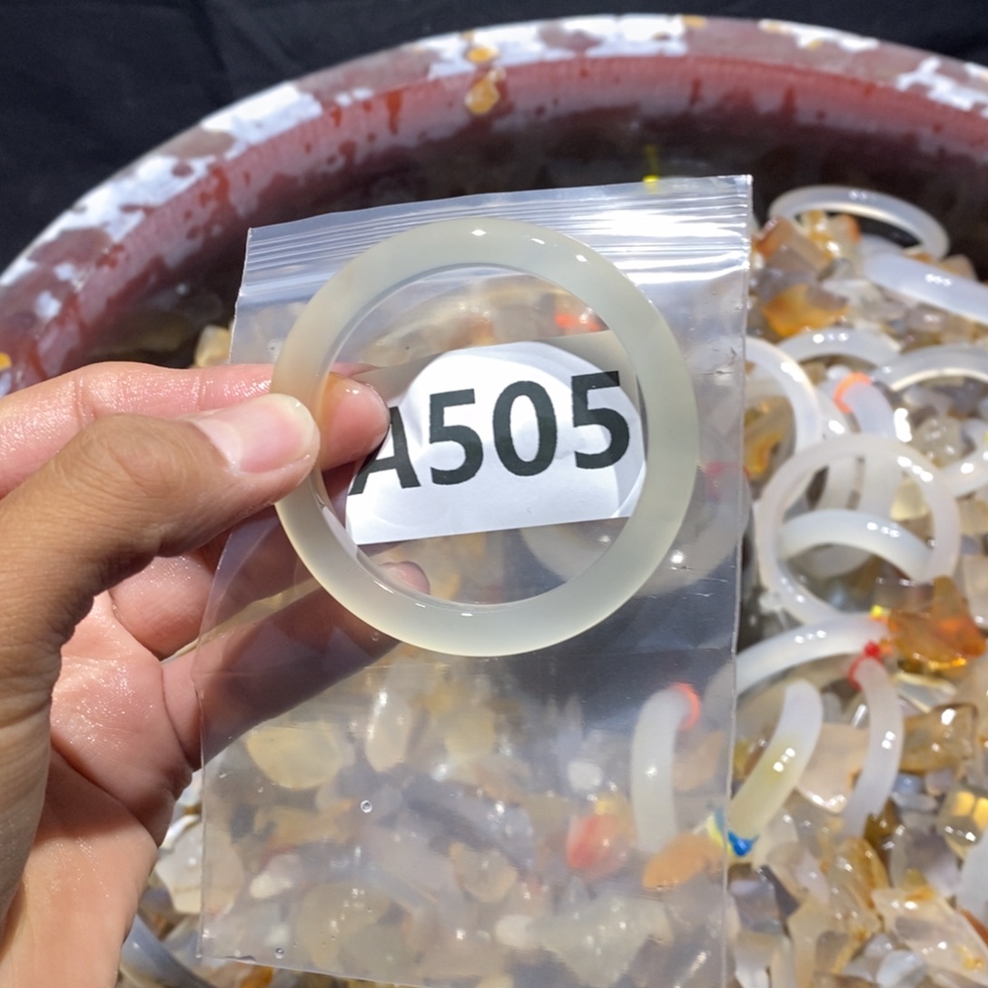 至***安玛瑙/玉髓未镶嵌手镯