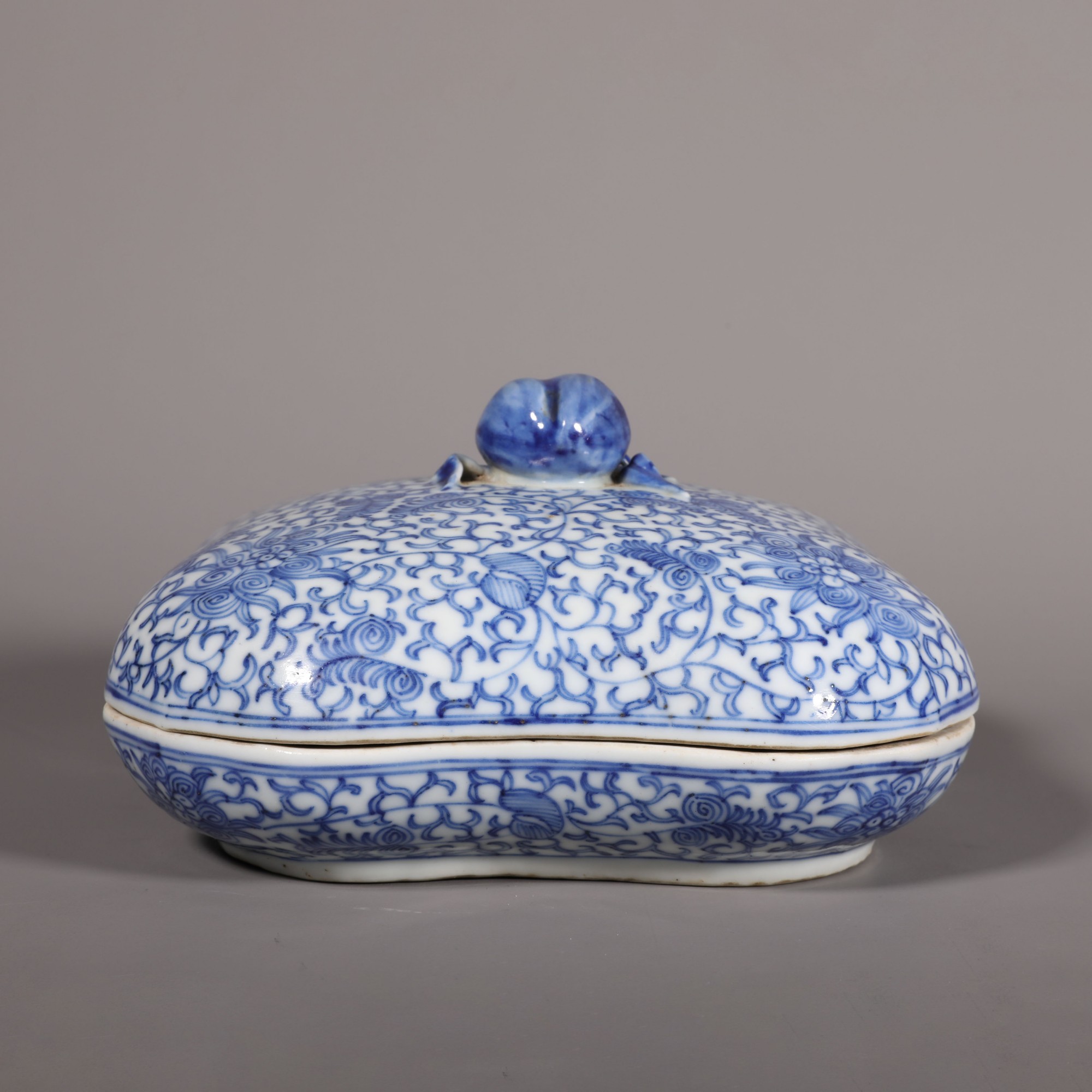 LOT101107 清嘉庆 淡描青花缠枝花卉纹格盒