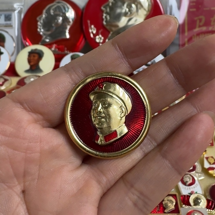 用***6双层款铝合金毛爷爷像章金漆厂