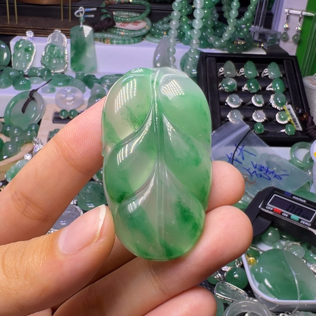 石英质玉（非洲翠）未镶嵌颈饰