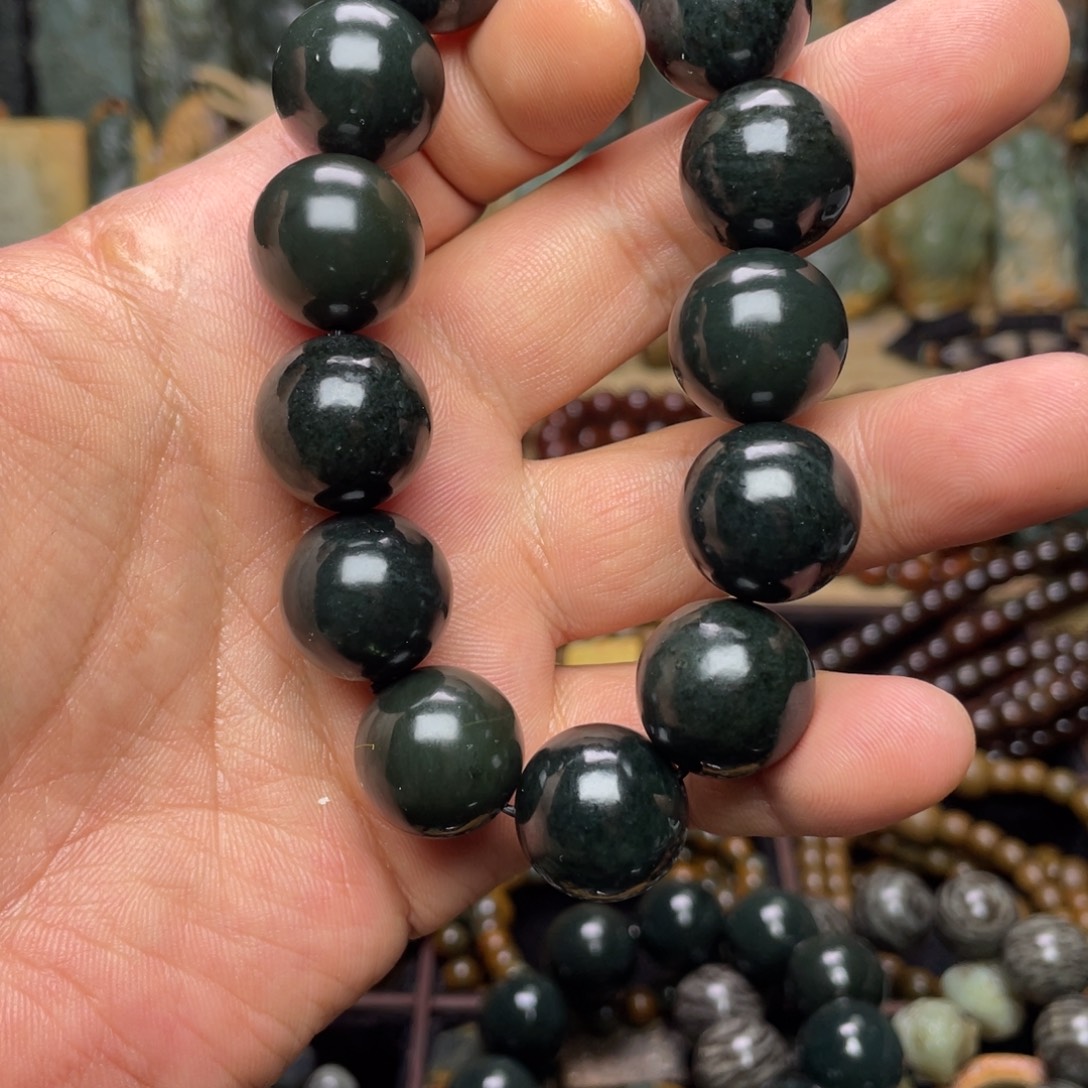 透闪石质玉未镶嵌颈饰