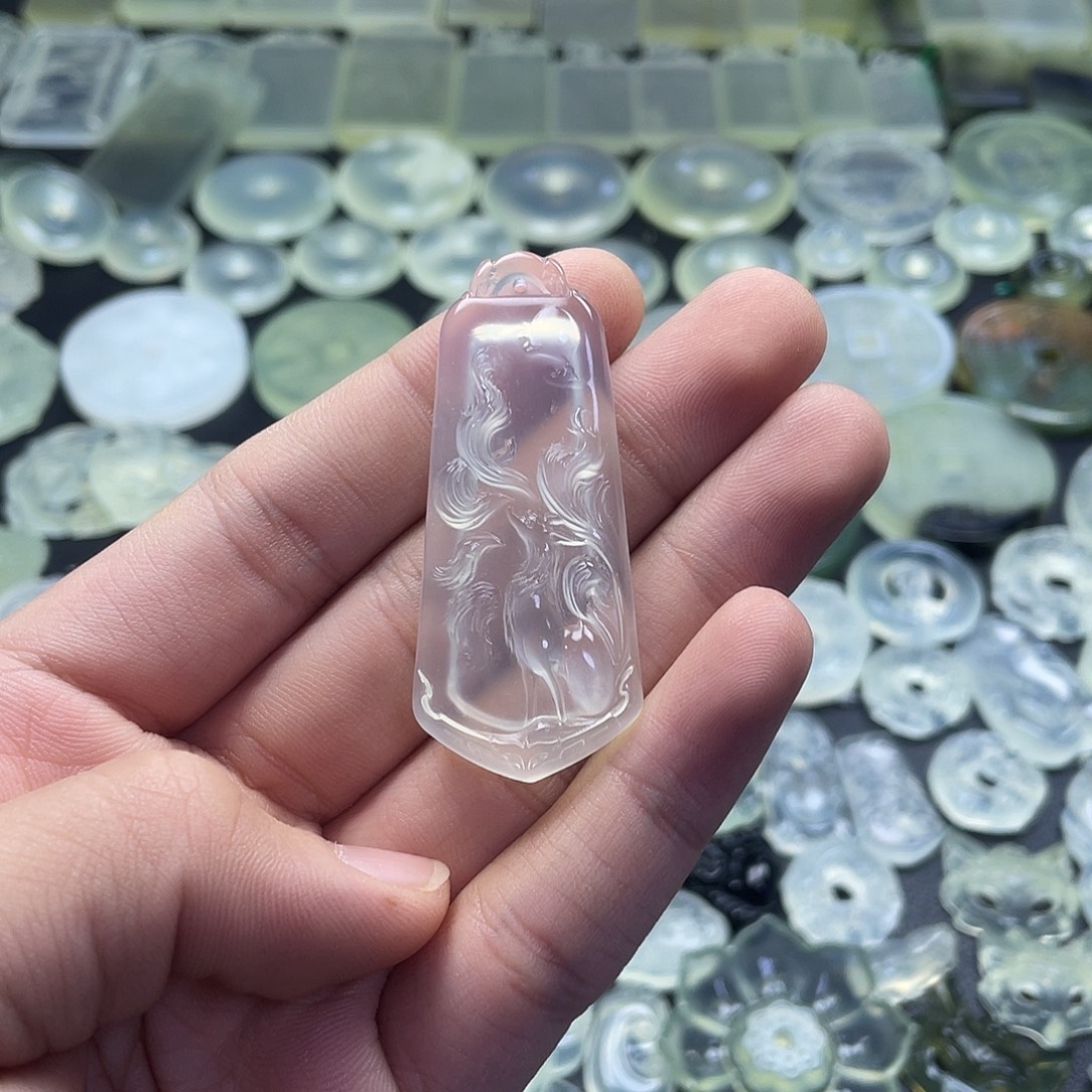 岫玉未镶嵌颈饰狐狸牌