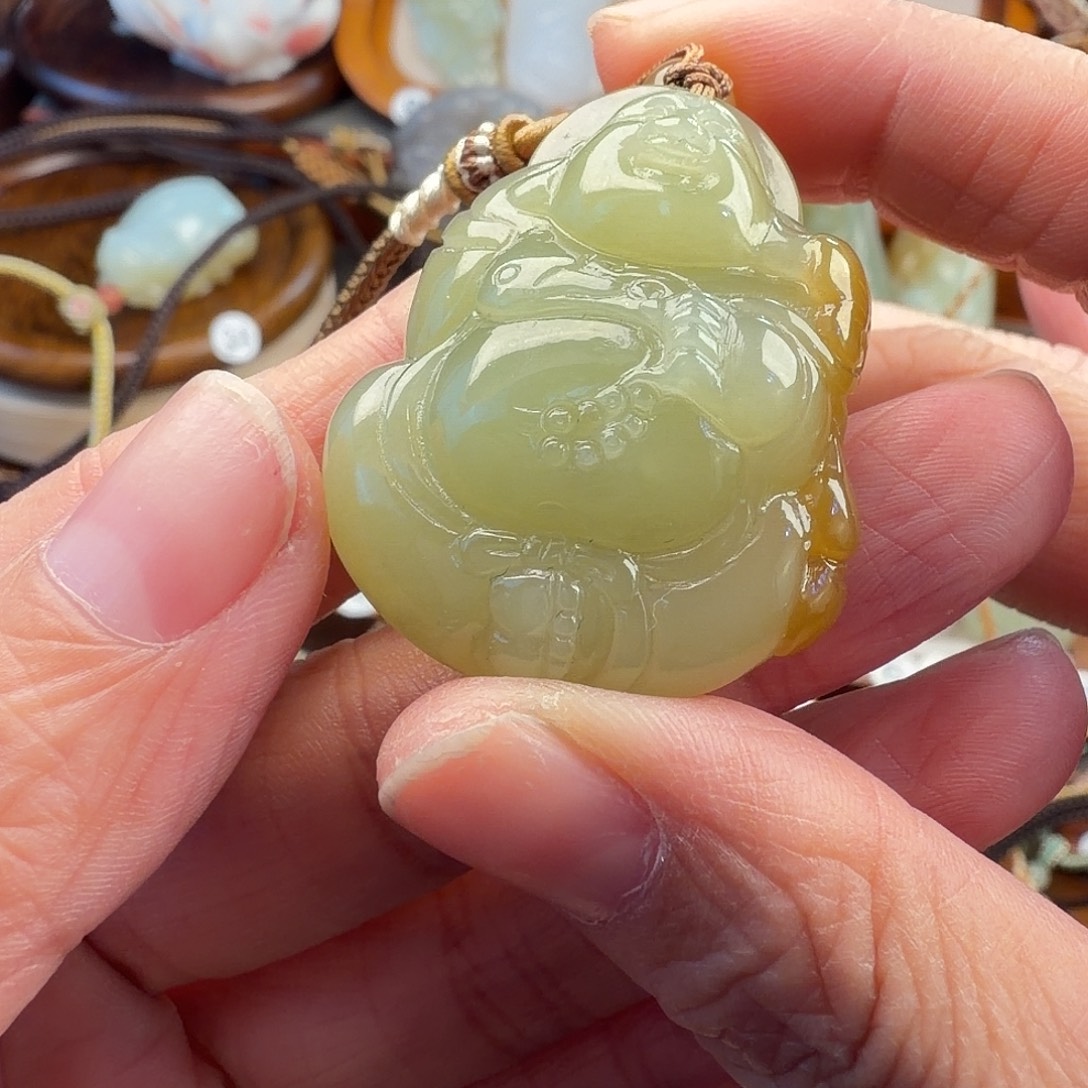 小***子和田玉未镶嵌颈饰
