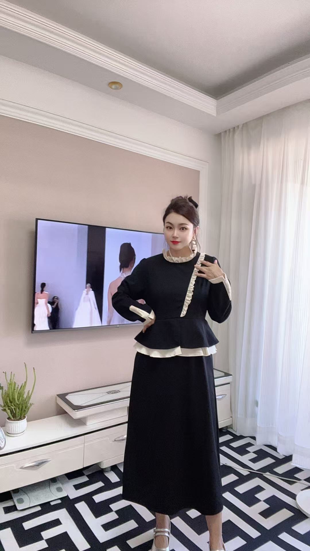 2025秋季新款简约小众洋气时尚减龄遮肉显瘦连衣裙穿出女神范