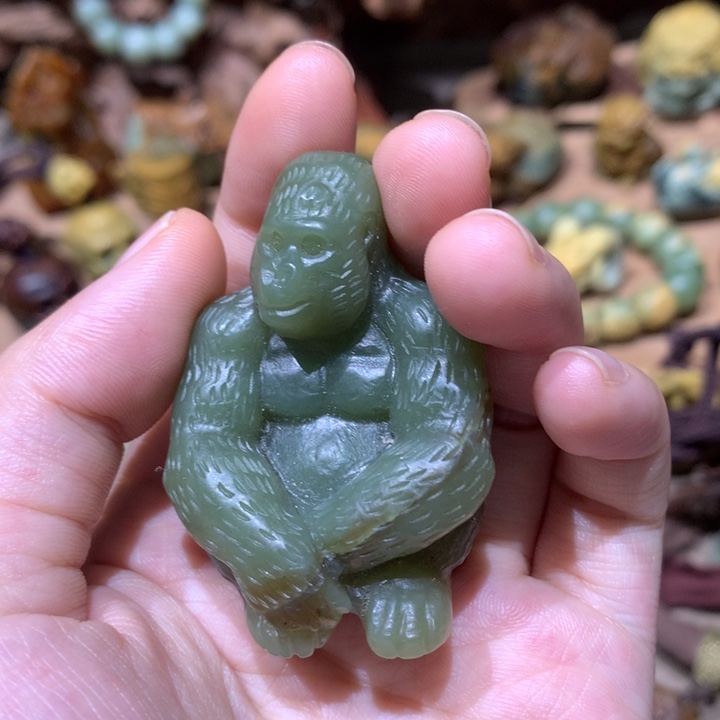 未镶嵌岫岩河磨玉（透闪石质玉）把件