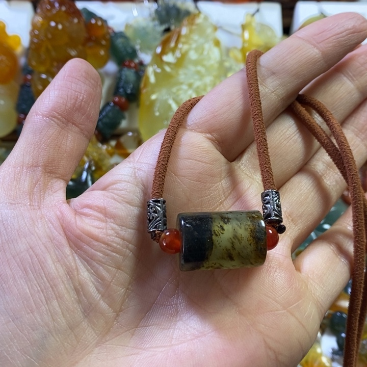 蛇纹石玉未镶嵌颈饰