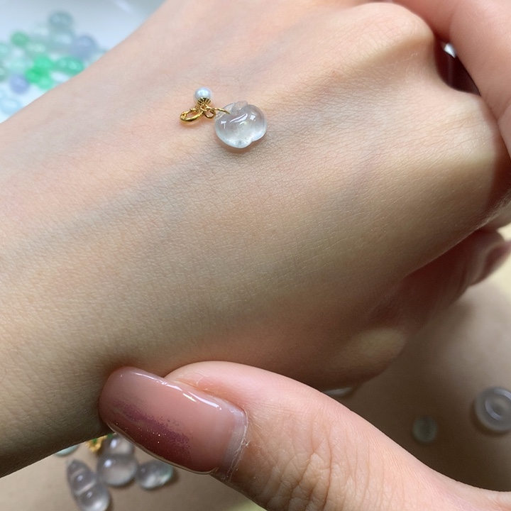 翡翠18K金镶嵌颈饰苹果