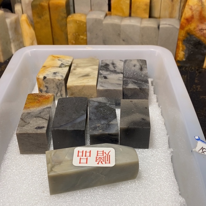 昌化鸡血石牛角冻