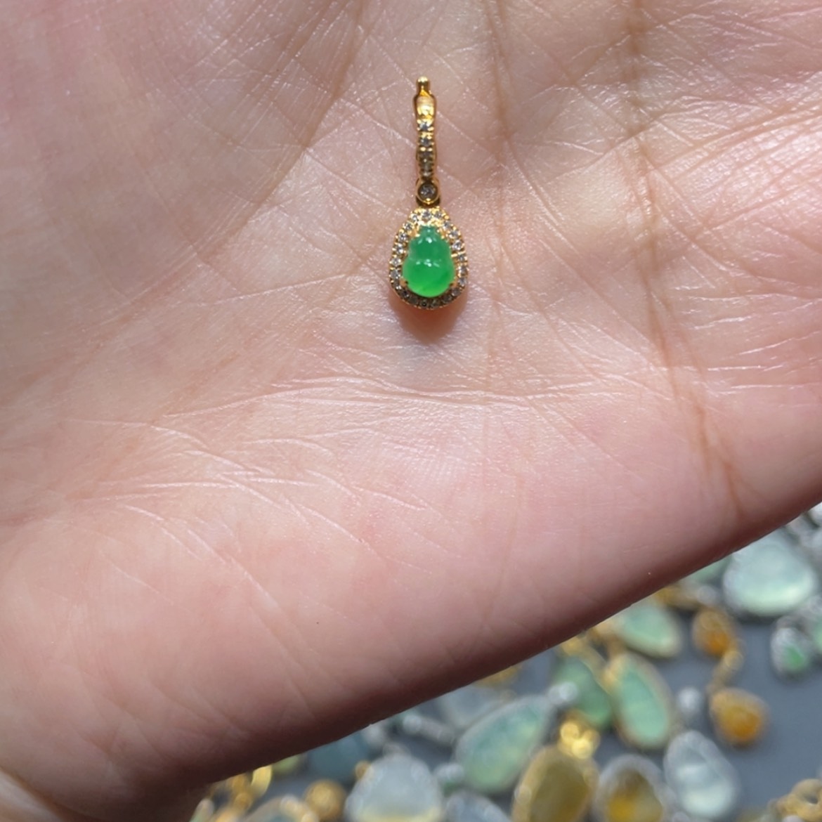 【闪购商品】颈饰18K金镶嵌翡翠